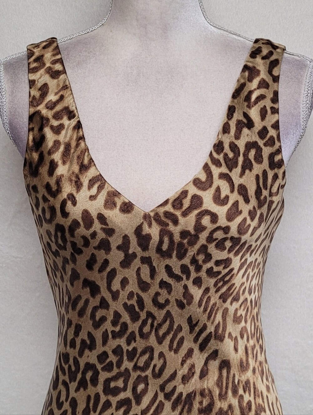 90s Vintage Jones New York Signature Silk Satin Leopard Print V-neck Midi Dress - Picture 3 of 9